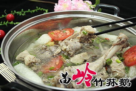 【舜泰火鍋】苗嶺竹蓀鵝本店所用大鵝均為笨鵝，湯鮮味美，其肉肥而不膩，香氣撲鼻。